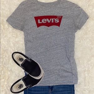 A grey Levi’s tee